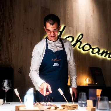 Gourmetkoch Andreas Herbst präsentiert sein Menü in seinem Sternerestaurant "dahoam"